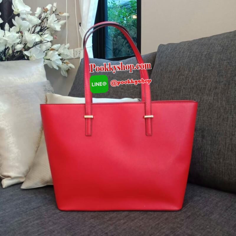 รุ่นขายดี กลับมาพร้อมส่งอีกครั้งคะ!!! KATE SPADE รุ่น CEDAR STREET MEDIUM HARMONY BAG ของแท้ กระเป๋าแบรนด์ KATE SPADE CEDAR STREET MEDIUM HARMONY BAG กระเป๋าสะพายทรง Tote Bag หนัง Saffiano สวยหรูอยู่ทรง ด้านหน้าประดับโลโก้สีทองสวยหรู ภายในมีช่องซิปและช่อง