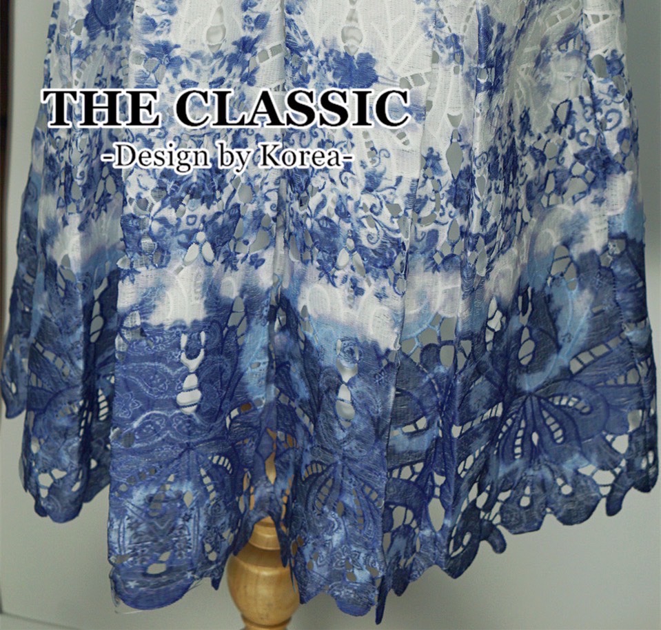 เดรสแฟชั่น เดรสลูกไม้ลายเอก ใช้ผ้าลูกไม้เนื้อแน่นอย่างดี พิมพ์ลายดอกไม้เล็กๆ กระจายทั่วตัว