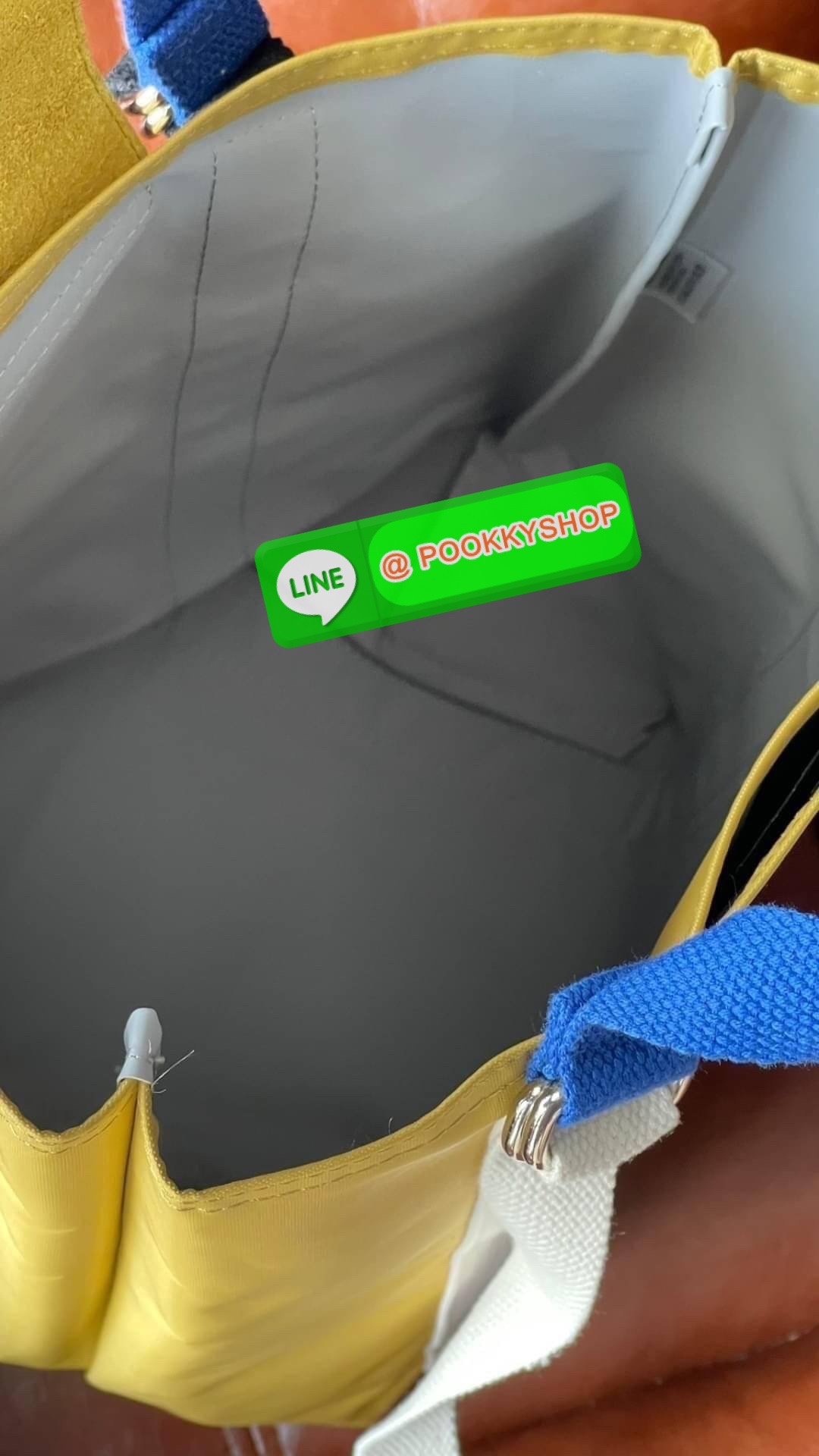 💕LONGCHAMP LE PLIAGE RE-PLAY Tote bag S เป็นอีกรุ่นที่น่าสนใจในการออกแบบ กระเป๋าโท้ทแนวตั้งที่กว้างขวางมีน้ำหนักเบา ใช้งานได้จริง ปิดด้วยกระดุมแป๊กและสามารถถือด้วยมือ สะพายไหล่ และสะพายข้างลำตัว Le Pliage Re-Play เวอร์ชันใหม่นี้ยังคงเติมชีวิตชีวา