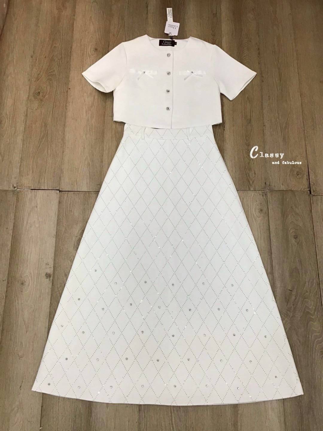 ชุดเซทแฟชั่น set เสื้อผ้าพื้นคอกลมแขนสั้นติดโบว์กระดุมเพชรด้านหน้า + กระโปรงยาวเพชร