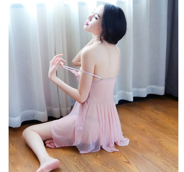 ชุดนอนผ้าซีทรู สีนูทเนื้อ แต่งชาย ช่วงอกเพิ่มความเซ็กซี่ด้วยผ้าลูกไม้ เป็นลูกไม้นุ่มอย่างดี สีเดียวกับตัวชุด แบบโชว์ร่องอก ชายกระโปรงเล่นระดับ เพื่มความเก๋ไก๋และเซ็กซี่ เนื้อผ้า เกรดดี นุ่มมากคะ