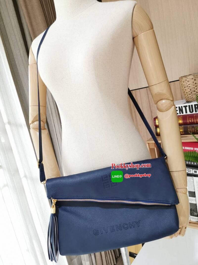 Best Seller!! Givenchy Parfums Black Leather Clutch (Premium From Counter Brand) กระเป๋าสะพายหนังนิ่มเรียบ Polyester100% สีดำเเบบสวยดูดีคลาสสิคไม่มีเอ้าท์ เปิดปิดด้วยซิป อะไหล่ทอง หัวซิปประดับพู่ ด้านหน้าปั้มโลโก้ GV ตัวใหญ่ ภายในมีช่องเล็กใส่ ipad กระเป๋