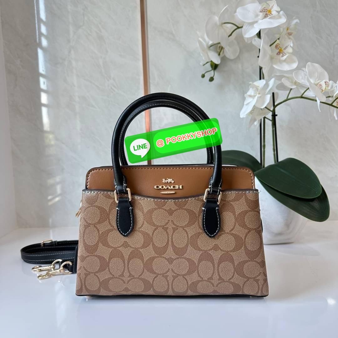 COACH MINI DARCIE CARRYALL IN BLOCKED SIGNATURE CANVAS (CH287) 👜คอลเลคชั่นใหม่สุดปัง ลุคคุณนายจะถือหรือสะพายข้างก็เริ่ดคะ รูปทรงถังไซส์เล็กวัสดุแคนวาสตัดหนังแท้ สายสะพายข้างถอดออกได้ มีหูหิ้วในตัว ภายในเป็นช่องโล่ง กว้างมีช่องแบ่งสัดส่วนใส่ของได้ค