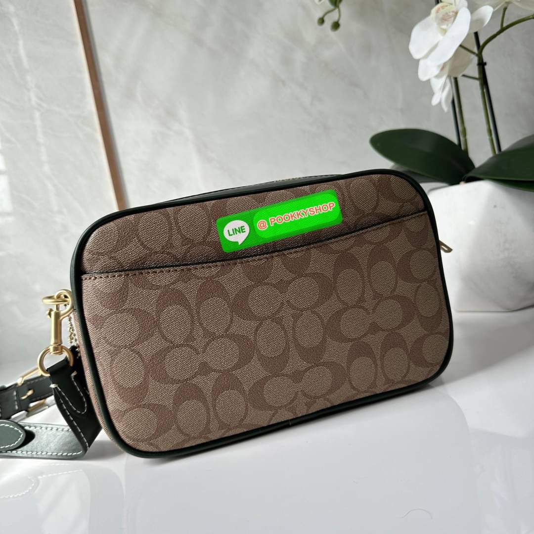 Coach Jamie Camera Bag In Signature Canvas With Varsity Motif (coach ce599) กระเป๋าสะพายข้าง ดีไซน์ยอดฮิตตลอด ไม่ตกเทรน วัสดุหนังแคนวาสตัดหนังแท้ เปิดปิดด้วยซิป ภายในช่องโล่งกว้างมีช่องแยกอเนกประสงค์สามารถใส่โทรศัพท์มือถือได้ทุกรุ่น สามารถใส่กระเป๋าสตางค์