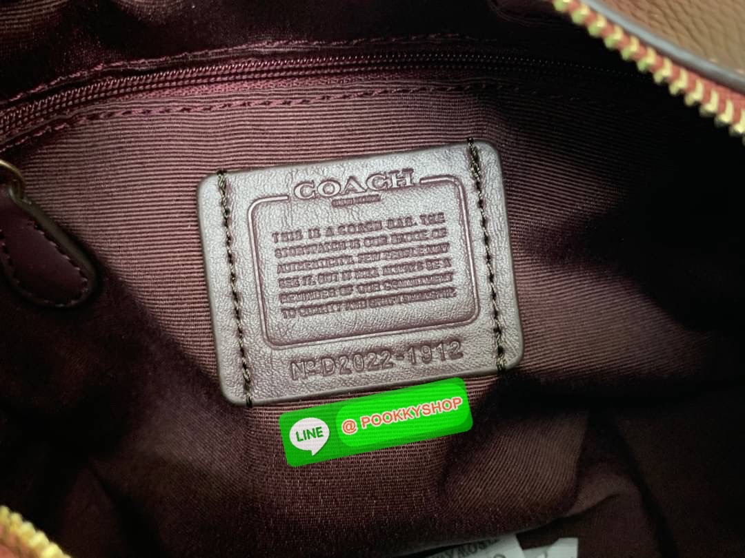 New arrival! 🌈รุ่นใหม่ห้ามพลาดค่ะ! Coach Dempsey Camera Bag In Signature Jacquard With Stripe And Coach Patch ((1912)) พร้อมส่งที่ไทย! กระเป๋าสะพายครอสบอดี้ร์กรือสะพายข้างได้ วัสดุJacquard+หนังแท้ สวยงามมากๆค่ะ ด้านหน้ามีป้ายวงกลมหนังโลโก้แบรนด์ เ