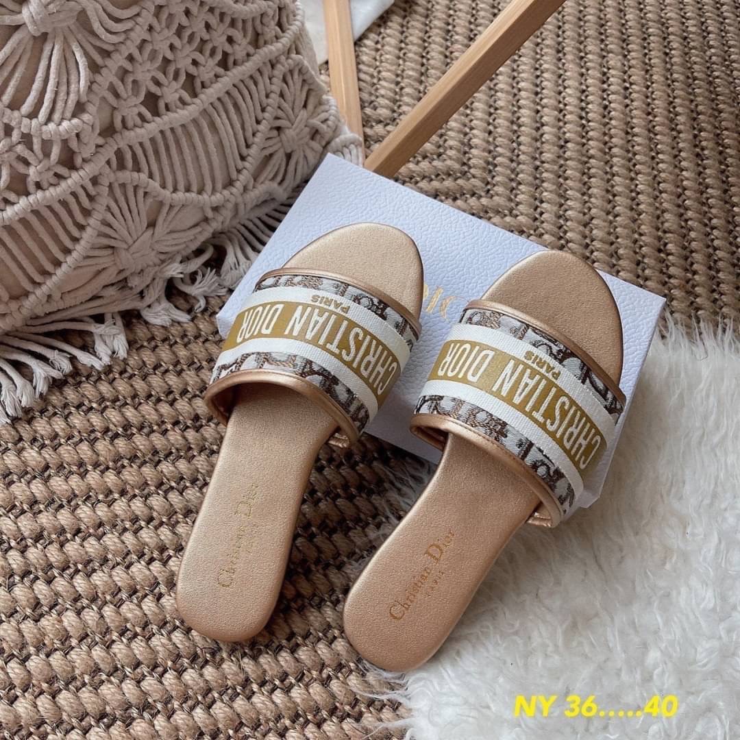 งานแตะ คาดChristian Dior สวยม้ากค่า พื้นนิ่มสุดๆน้า มาใหม่ค้า พื้นปั๊ม ใส่สบายจ้า