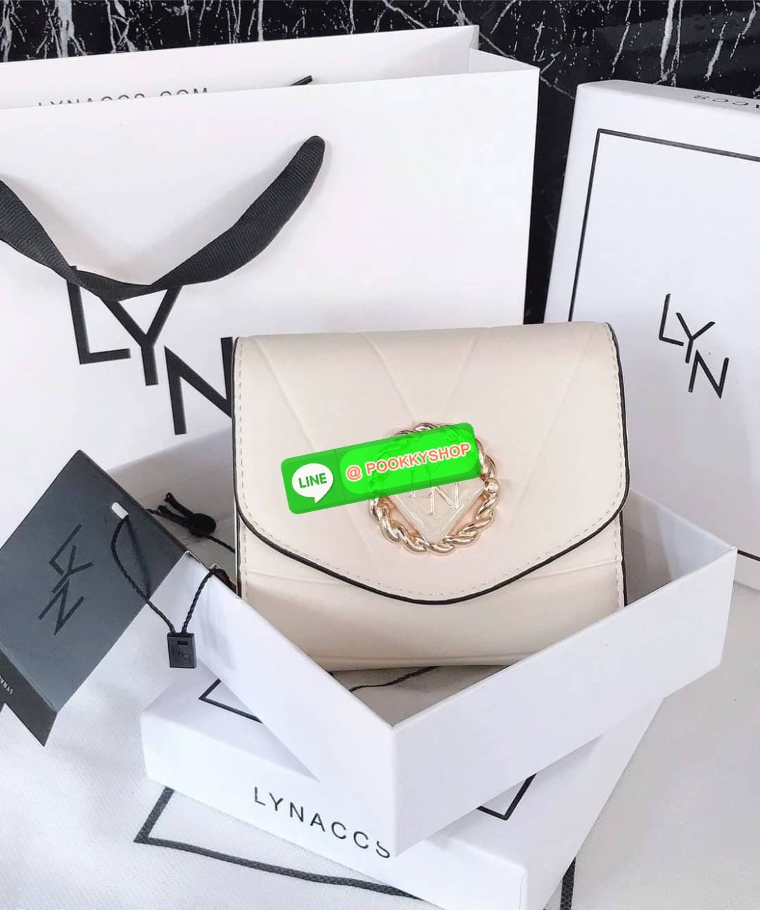 Lyn แท้ Outlet กระเป๋าสตางค์ใบสั้น ด้านหน้ามีโลโก้แบรนด์
