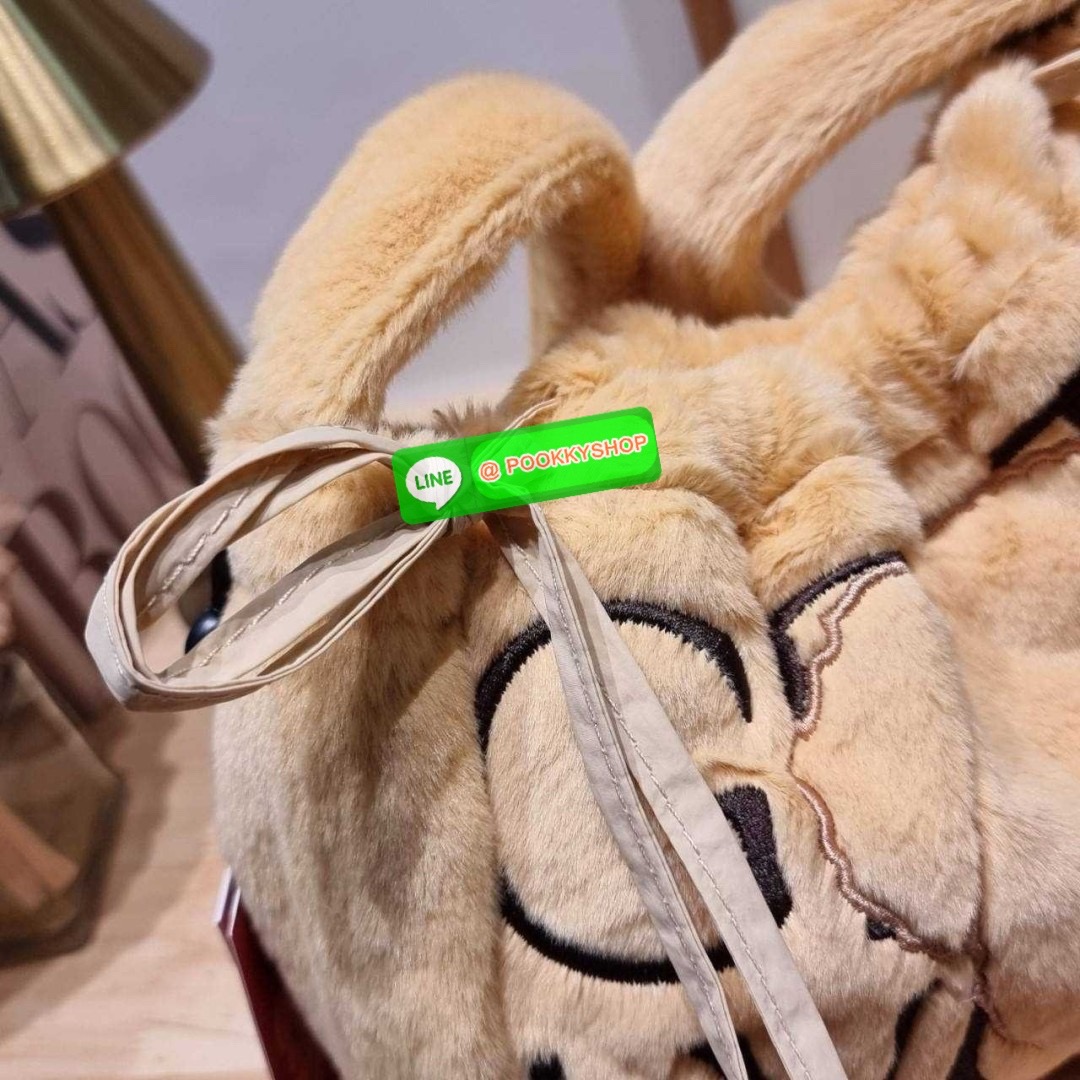 Gentlewoman x Butterbear fluffy dumpling bag 🔆 Details กระเป๋าที่มัมหมีต้องไม่ปล่อยผ่าน น้องหมีเนยน่ารักไม่ไหว และมาในรูปแบบกระเป๋า dumpling สุดฮิต บอกเลยว่าเหมาะกับคริสต์มาสที่จะถึงนี้มาก ดีไซน์น้องหมีเนยโดดเด่น ปากกระเป๋าสามารถรูดเก็บทรงได้ และม