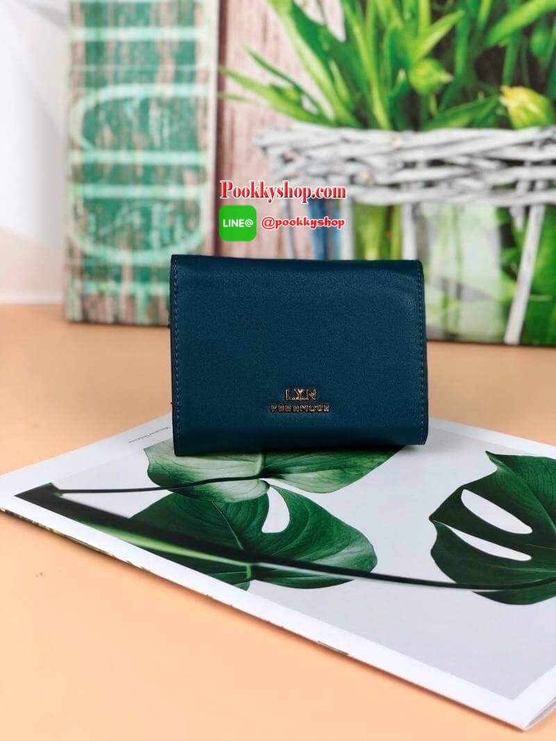 Lyn Paramour Short Wallet กระเป๋าเงินใบสั้นแบบ 3 พับ จับกระชับมือ วัสดุหนังเรียบ ด้านหน้ามีจุดเด่นตรงที่เปิดปิดมีโลหะวงกลม เปิดปิดแบบกระดุม มีช่องซิปใส่เหรียญ ช่องการ์ด 6 ช่อง และยังมีช่องใส่ธนบัตรได้ตามยาว แบบค์100/1000 ใส่ได้ทุกแบงค์ค่า เหมาะกับการใช้กั