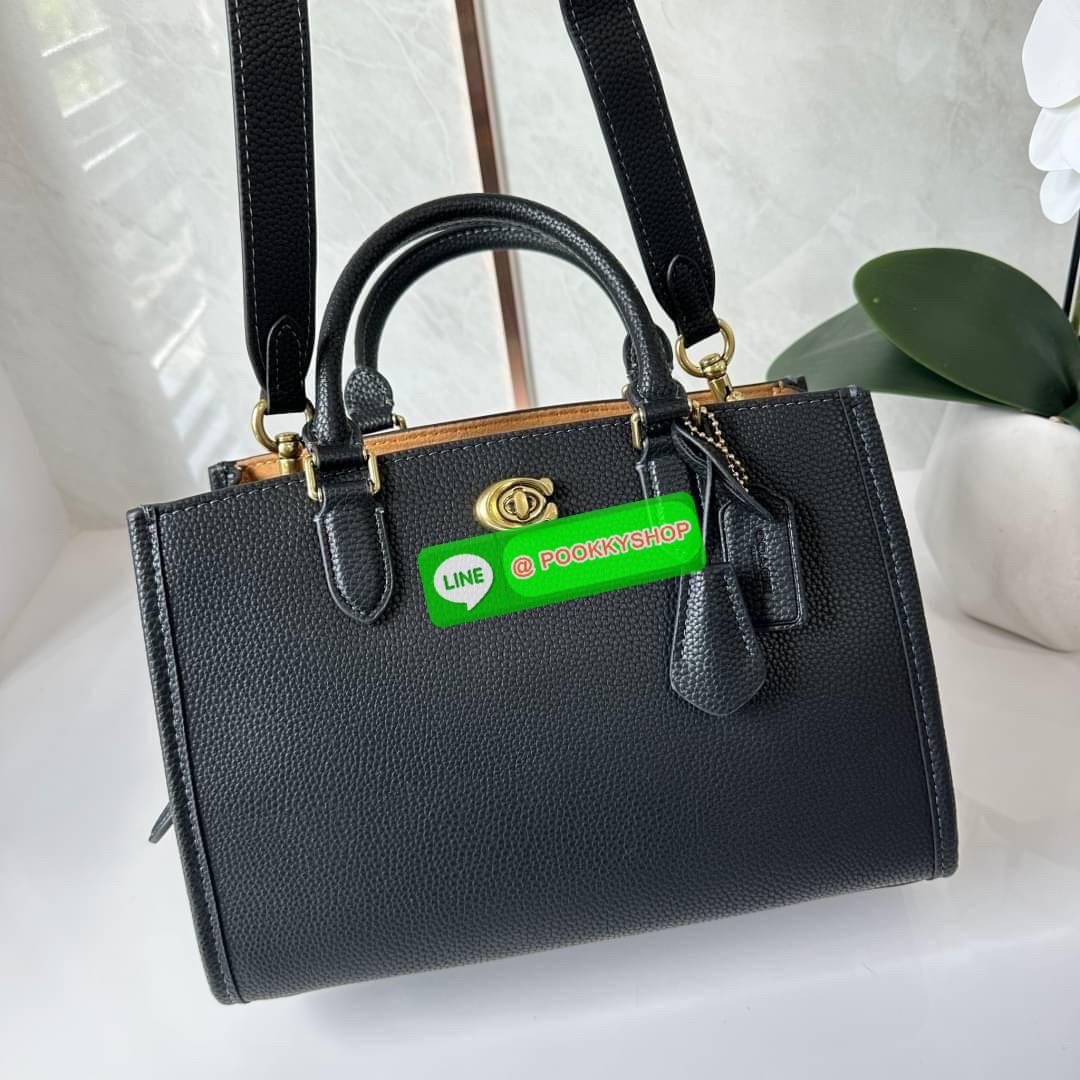 COACH BROOKE CARRYALL 28 (CE733) กระเป๋าถือหรือสะพายข้าง สุดหรู ลุคคุณนาย ให้วัสดุแคนวาสตัดหนังแท้ ภายในกว้าง แบ่งช่องเป็นสัดส่วน มีช่องซิปตรงกลาง สายสะพายถอดออกได้ จะถือหรือสะพายแมทซ์ได้หลายลุคเลยค่ะ