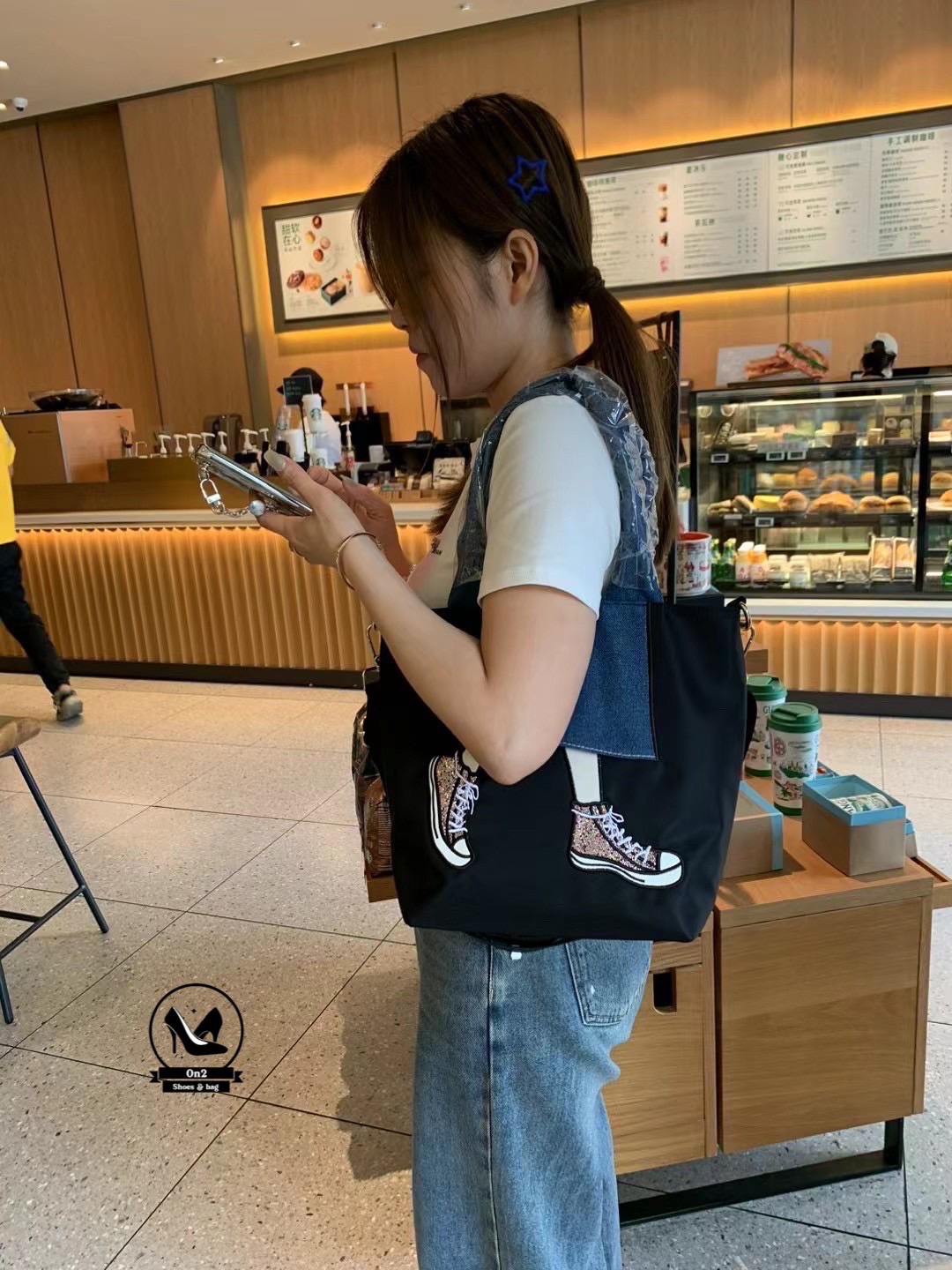 กระเป๋าทรงชอปปิ้ง shoping bag แบรนด์ miss zapatos item วัสดุตัวกระเป๋าทำจากผ้ากันน่ำอย่างดี water proof อะหลั่ยสีเงิน ด้านหลังมีช่องซิป กระเป๋าเป็นปากซิป งานจริงน่าใช้มาก สายกระเป๋าสะพายขึ้นไหล่ได้สะดวกในการใช้งาน มาพร้อมสายยาว ทำจากผ้าตัวเดียวกับกระเป๋าส