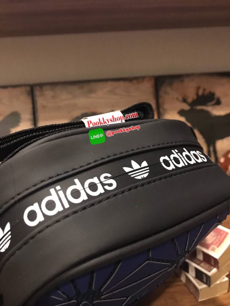 Adidas 3d airliner crossbody bag กระเป๋าสะพายในแนวตั้งเพิ่มลุคช์ให้คุณดูดี เปิดปิดด้วยซิปปั้มโลโก้แบรนด์ ภายในช่องใหญ่มีช่องซิป1ช่องแยกเป็นสัดส่วน สามารถสะพายเป็นสายคู่หรือสายเดี่ยวได้ ด้านหน้าและด้านหลังเพิ่ม1ช่องใส่ของจุกจิก สายซิปrubber กันน้ำซึมผ่านได