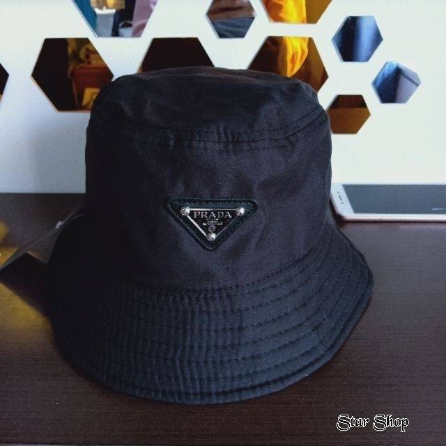 (n)(e)(w) พร้อมส่ง หมวก Prada Wow... มาแล้วคะ หมวกทรงบักเกตแบรนด์ Prada เป็นหมวกที่เหล่าดาราเซเลปล้วนต้องมี วัสดุอย่างดีกันน้ำ งานเกรดพรีเมี่ยม ใส่ได้ทั้งชาย-หญิงไม่มีไม่ได้แล้วนะคะ งานมาไม่เยอะคะ จัดโลด