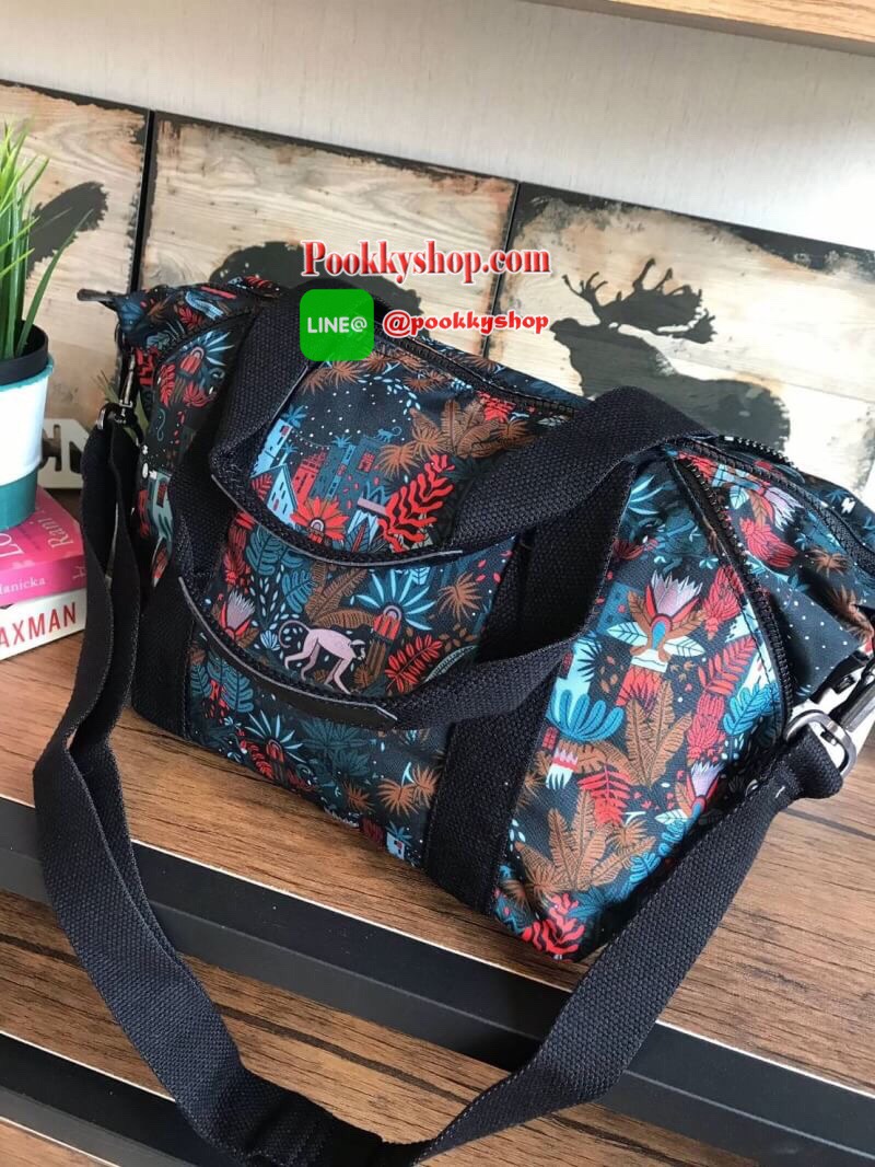 Kipling Art Mini Shoulder Bag จากMayday’s Collection กระเป๋าถือหรือสะพาย วัสดุPolyamide 100% ขนาดกลาง น้ำหนักเบา รุ่นนี้เก็บทรงได้ตามแบบฉบับของ Art mini ช่องซิปและช่องการใช้งานมีให้เป็นสัดส่วน มาพร้อมmonkey Pompom และสายสะพายถอดและปรับได้ฟรีไซส์ ใช้งานได้