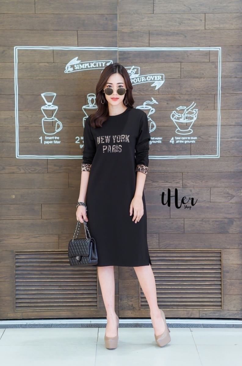 • tHer sHop • มาเพิ่มค่า Long Dress เดรสคอกลมแขนยาวทรงสวย ดีเทลแต่งปลายแขนลายเสือด้านหน้าสกรีนตัวอักษร แต่งกระเป๋าข้าง ใช้เนื้อดี ผ้าหนานิ่มใส่สวย ตัวเดียว ใส่เที่ยวใส่ชิวได้เลยค่ะ