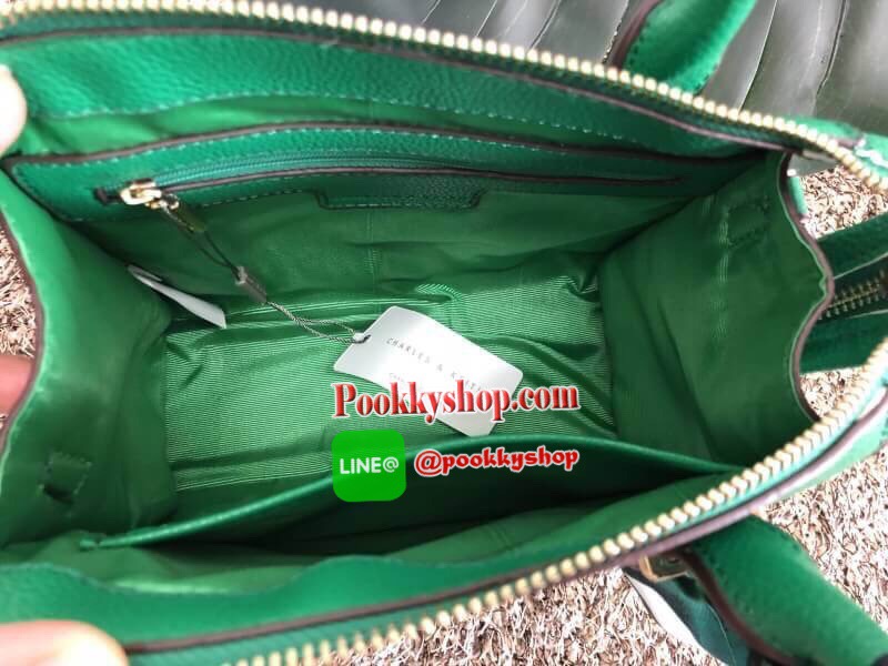 New arrival CHARLES & KEITH SCARF WRAPPED HANDLE BAG 2018 พร้อมส่งรุ่นใหม่ล่าสุด สินค้าคุณภาพ เหมาะสมราคาค่ะ!!! กระเป๋าถือหรือสะพายข้าง หนังคาร์เวีย ทรงสวยหรู หูกระเป๋ามีผ้าพันหูมาให้เก๋มากกค่ะ เปิดปิดกระเป๋าแบบซิป ภายในโล่ง ใส่ของได้พอประมาณเลยนะคะ มีช่อ