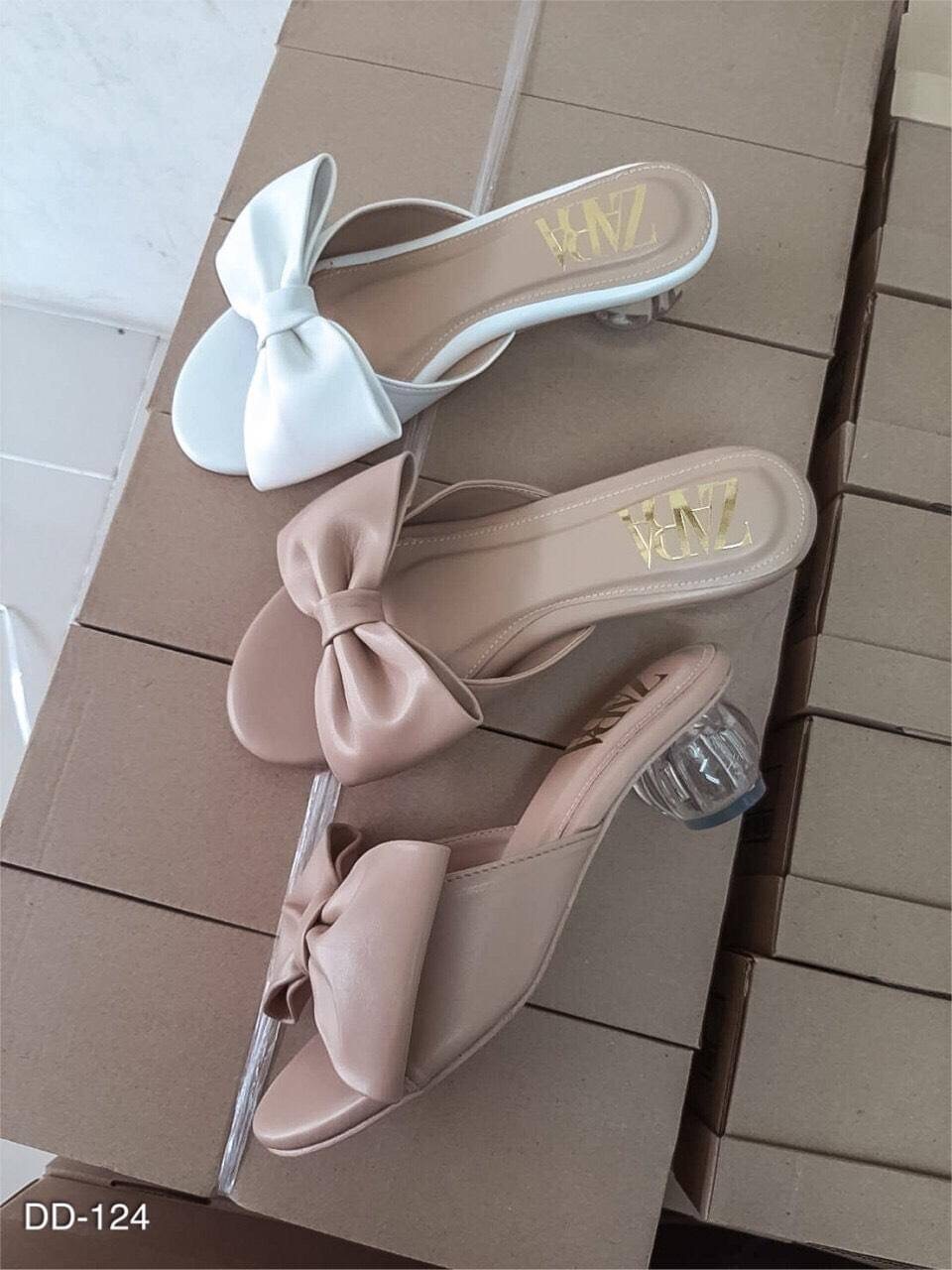 งานเข้าใหม่จร้า แบบเข้าใหม่งาน ZARA ส้นแก้ว แต่งโบว์ใหญ่ หนังนิ่มมากคะ ใส่สบาย น่ารักมาก เข้าได้ทุกชุดน่า พื้นปั้มแบรนด์