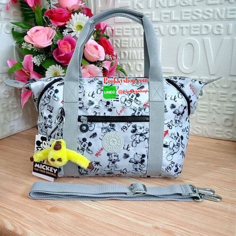 Disney's® 90 Years of Mickey Mouse Handbag 👍 รุ่น ART size M 👍กระเป๋าผ้าคิปลิงสะพายไหล่ได้ ครอสบอดี้ได้ มีสายยาวให้ 👍สามารถปรับสไตล์กระเป๋าได้2รูปแบบ เป็นtote หรือเก็บหูกระเป๋าก็ได้ 👍ช่องใหญ่ใส่ของได้จุ เปิดปิดด้วยซิป