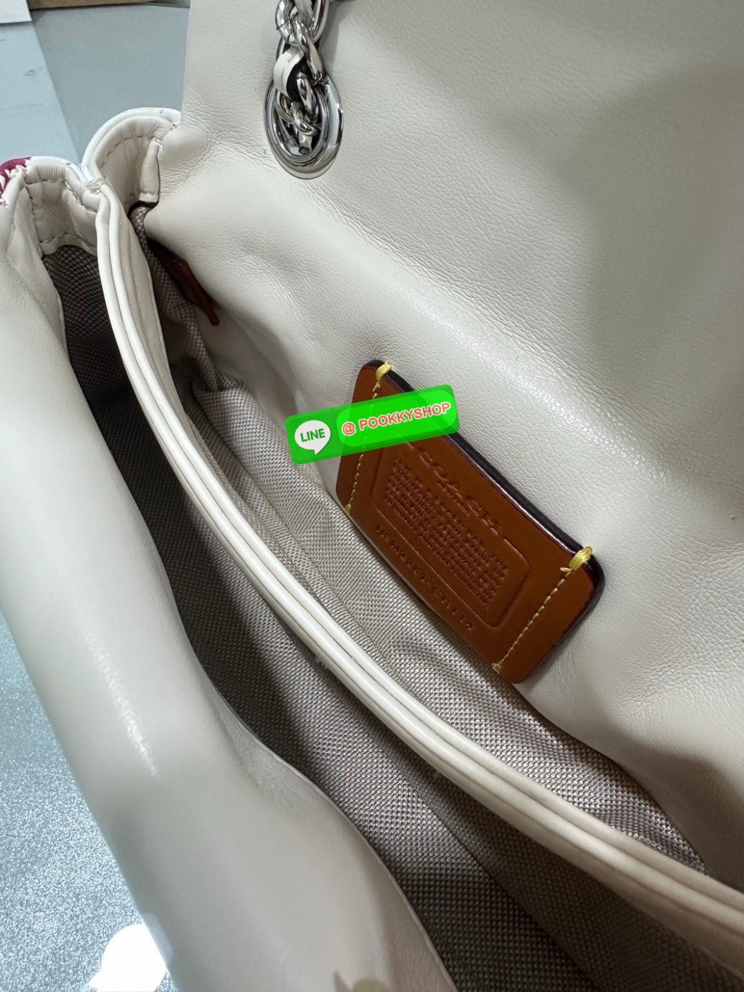 Coach CR114 – Tabby Shoulder Bag 20 With Quilting And Lip Print ไอเทมสุดจี๊ดจาก Coach USA ที่ห้ามพลาด! รายละเอียดสินค้า: • วัสดุ: หนังแกะนัปป้า (Nappa Leather) นุ่มหรูระดับพรีเมียม • ลวดลาย: ลิปปริ้นท์ (Lip Print) ลิมิเต็ดสุดปัง