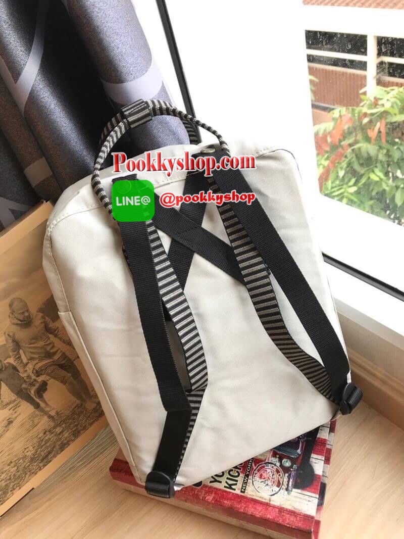 Classic มีกล่องแบรนด์ Kanken backpack รุ่น Classic แบรนด์ดังจากสวีเดนที่นิยมกันมากในหมู่วัยรุ่น กระเป๋าเป้ที่มีน้ำหนักเบา แต่มีความทนทาน และช่องว่างต่างๆมากขึ้น มีซิปหน้าสำหรับใส่ของกระจุกกระจิก และหูหิ้วทั้งด้านหน้าและด้านหลัง สำหรับการหิ้วถือได้สะดวก ใส