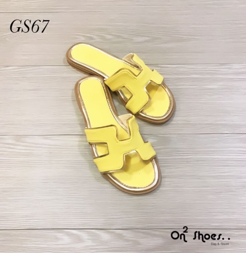 Hermes sandal new leather ช่วงนี้แม่ค้าก็จะจัดแตะมาให้ถี่ๆหน่อยนะคะ เอาใจสายชิวรุ่นนี้เป็นอีกหนึ่งที่อยากแนะนำคะ แตะหนัง Hermès พื้นปั้มแบรนด์ปั้มสวยตัวอักษรและสัญลักษณ์ชัดเจนคู่นี้งานดีมากเย็บกุ้นขอบเงาทำให้งานดูหรูขึ้น หนังสวยสุดๆไม่อยากให้พลาดคะตัวนี้