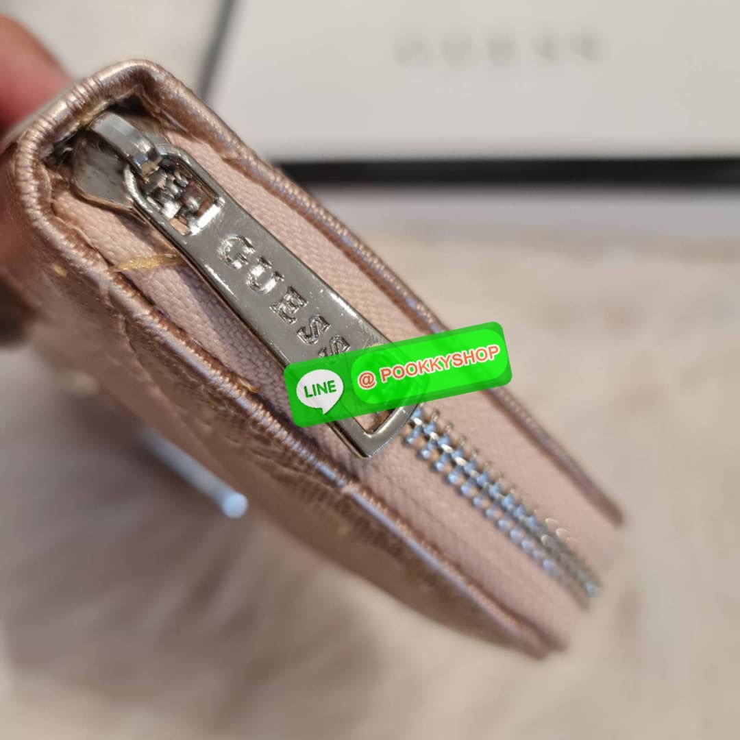 guess wallet สวยๆ จ้า รุ่นนี้มีสายคล้องมือมาด้วยนะจ้ะ เริศสุด👍 ด้านในมีช่องใส่การ์ดเยอะมากค่า และยังมีช่องใส่เหรียญอีกด้วยน๊า เลิฟสุดๆ♥️