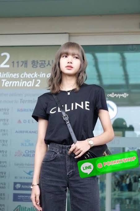 💕Celine MEDIUM TRIOMPHE BAG IN SHINY มีรูปทรงเป็นกล่องคล้ายกับกระเป๋า Classic Box แต่มีการออกแบบโลโก้ที่สะดุดตาแบบวินเทจ ด้วยดีไซน์ที่ดูโฉบเฉี่ยว แต่คงความคลาสสิคอย่างเต็มเปี่ยม ทำให้เป็นที่ดึงดูดความสนใจของสาวๆ สายสะพายสามารถปรับระดับได้ มีความคล