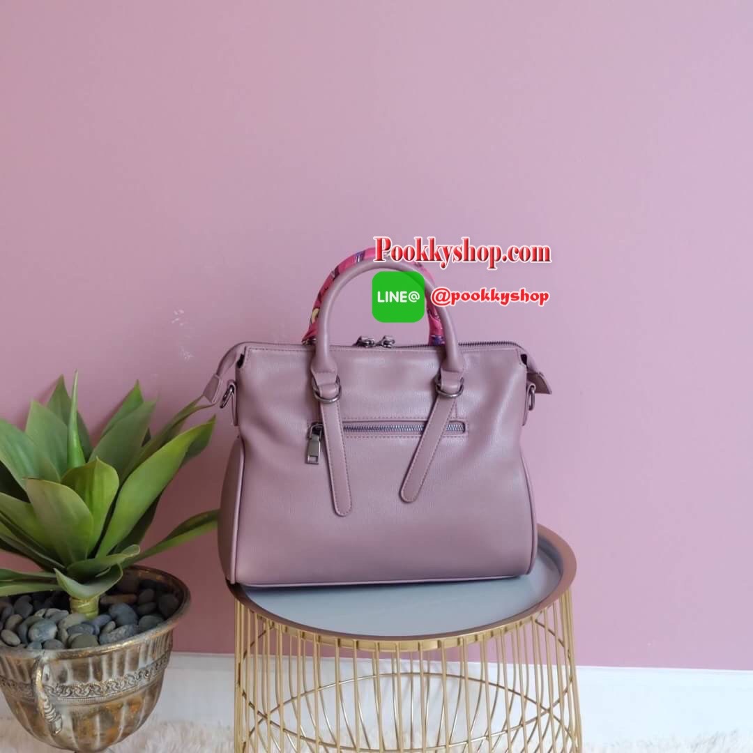 ทรงสวยขายดีมาก จากแบรนด์ KEEP ทรง รุ่น Parish hand bag with cute taddy จุดเด่นที่ >หนังเนื้อดี นิ่มมาก >น้ำหนักเบา >ถือสะพายเข้าง่ายกับทุกชุด >ขนาดกระเป๋ากำลังดีคะ ใส่ กปต ยาว ไอแพด จุคุ้ม > มีช่องย่อยแบ่งเก็บของด้านใน ถึง 3 ช่องใหญ่ แยกเก็