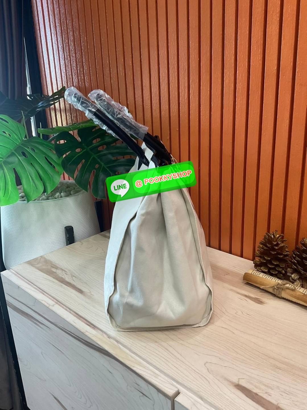 Victoria's Secret New! VS Patch City Tote - CREAM กระเป๋าทรง shopping สไตล์ victoria's secret แปลกใหม่อินเทรนด์ สินค้านำเข้า งาน ชน shop ดีไซน์สวย เก๋ น่ารัก เรียบหรู ใส่ของได้จุใจ เหมาะสำหรับสาวๆทุกคนที่มีของเยอะ งานเย็บเนี๊ยบ แข็งแรงทนทาน ใช้ไ