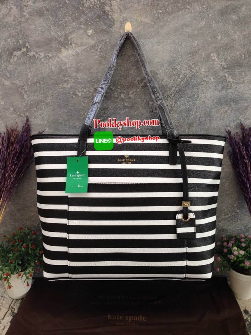 พร้อมส่งรุ่นหายาก! KATE SPADE HYDE LANE STRIPED RILEY LEATHER TOTE BAG กระเป๋าสะพายทรง Tote Bag หนังสวยอยู่ทรงโดดเด่นที่สีทูโทนลายทางห้อยโลโก้TAGที่หูกระเป๋า ด้านหน้าประดับโลโก้ มี1ช่องใส่ของ ภายในมีช่องซิป และช่องใส่มือถือ กว้างและจุ ใส่ ipad notebook เอ