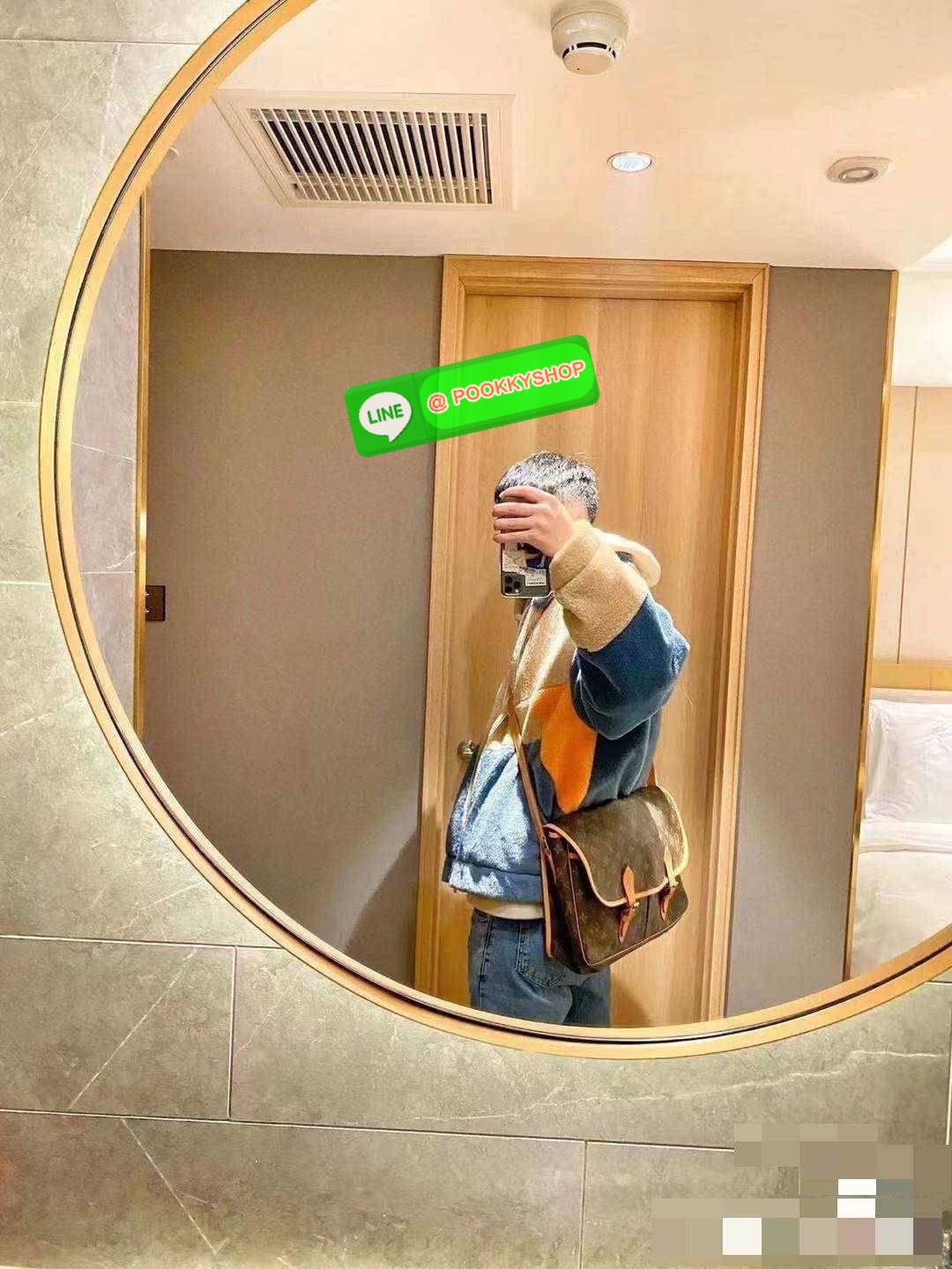 LV GIBECIERE CROSSBODY BAG กระเป๋าสะพายข้างใบใหญ่ ทรงแมสเซนเจอร์ เอาใจหนุ่มๆ ดีไซน์วินเทจ ย้อนยุค คลาสสิคไม่มีเบื่อ วัสดุหนังแคนวาส ทนทาน เปิด-ปิดด้วยสายคาดปรับระดับได้ ภายในมีช่องแบ่งเป็นสัดส่วนอย่างดี มีช่องซิป สายสะพายปรับได้ตามชอบ ใส่ของได้เลยแบบจุใจ