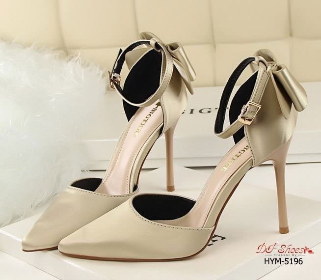 สินค้าพร้อมส่ง รองเท้าส้นสูงหัวแหลมรัดข้อนำเข้า วัสดุหนัง PU บุผ้าซาตินด้านนอก ดีไซน์โบว์ด้านหลัง เรียบหรู งานคุณภาพดีมาก งานจริงเหมือนรูป แมทง่ายกับทุกชุด ใส่ออกงานก็สวยหรูค่ะ