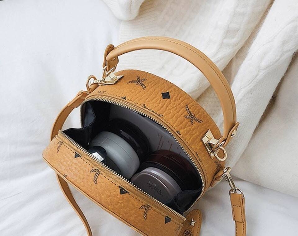 กระเป๋าสะพายทรงกลมสไตล์mcm งานนำเข้าน่ารักสุดๆ ทรงกลมแข็งแรง อยู่ทรง ซิปดี ด้านในกว้าง สายสะพายถอดได้ ถือก็น่ารัก เด่นสุดพร้อมด้วยปอมเข้ากัน แต่งหมุดแน่นๆ สวยอย่าบอกใคร