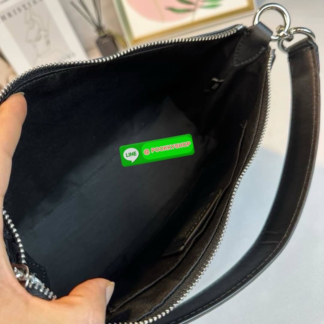 กระเป๋าสะพาย LEWIS IN SIGNATURE CANVAS ( COACH F85696) กระเป๋าหนังลาย C ผ้าใบเคลือบซิกเนเจอร์ พร้อมรายละเอียด หนัง เรียบ] ภายในกระเป๋ามัลติฟังก์ชั่น ปิดด้วยซิป ซับในผ้า