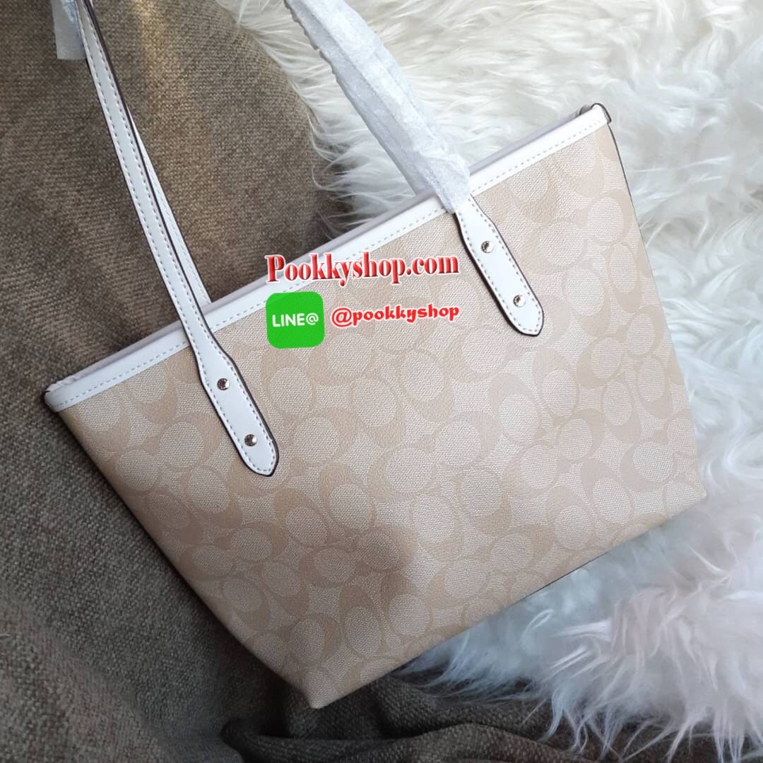 COACH F22969 MINI CITY ZIP TOTE IN SIGNATURE CANVAS กระเป๋าถือทรงโท้ท ไซส์มินิ น่ารักน่าใช้ สะพายคล้องไหล่ได้เก๋ๆ เห็นใบเล็กแบบนี้ จุของแน่นๆไปเลยจ้า!! 😘 สีสวยคม วัสดุหนังแคนวาสคุณภาพ ปากกระเป๋าเปิด-ปิดด้วยซิป กันของหล่นได้ ถือไปไหนก็ได้ ถ่ายรูปชิ