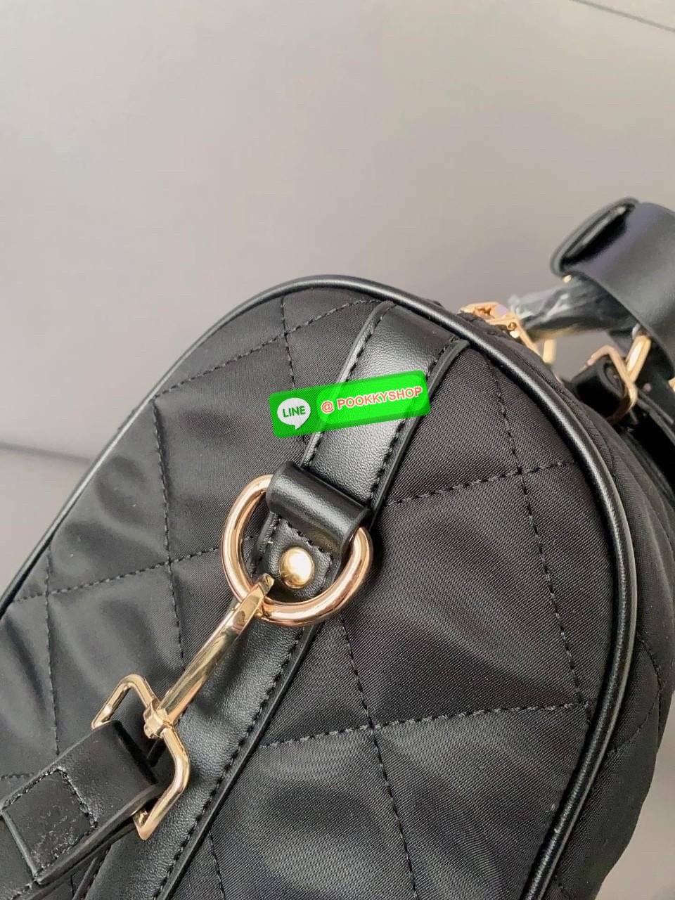 ต้อนรับปีกระต่าย ด้วยกระเป๋าทรงหมอน ยอดฮิต จากงานพรีเมี่ยมกิ้ฟจากแบรนด์ PRADA อะไหล่ทองทั้งใบ มีแท้กหนังด้านหน้าสวยหรู ด้านในเปิดปิดด้วยซิปยาว มีช่องซิปแยกอีกช่อง ใส่กระเป๋าวตางค์ยาว ไอแพดมินิได้เหลือๆเลยค่ะ มาพร้อมสายยาวหนัง แถมมีที่รองบ่าไม่เจ็บไหล่ สุด