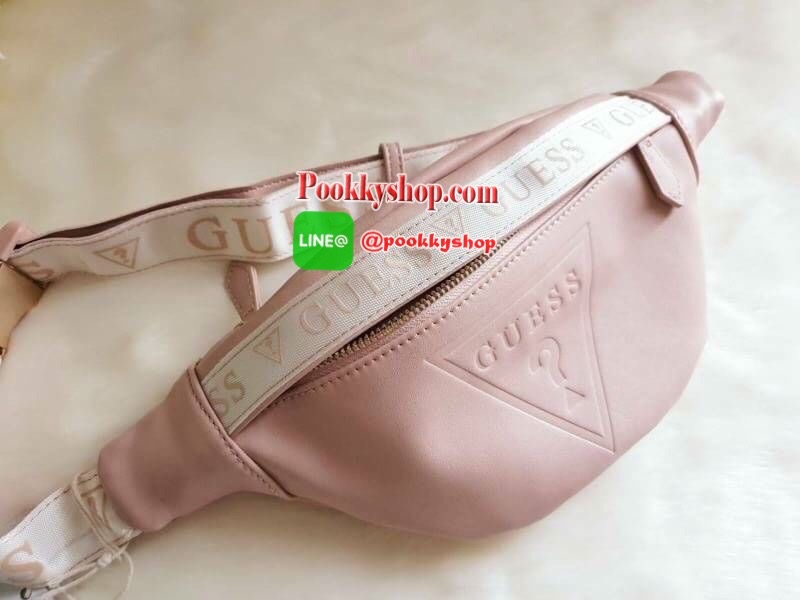 GUESS GESABEL GYM FANNY PACK กระเป๋าหนังคาดเอว/อก ด้านหน้าปั๊มโลโก้แบรนด์ทรงสามเหลี่ยม ตัวกระเป๋าเปิดปิดด้วยซิปใช้งานง่าย มี 2 ช่องซิป มีลูกเล่นซ่อนซิปหน้าคาดปิดด้วยสายพิมพ์โลโก้ ภายในกระเป๋าโล่งกว้าง สามารถใส่มือถือได้ทุกรุ่น จุของได้เยอะ รับรองถูกใจสาวๆ