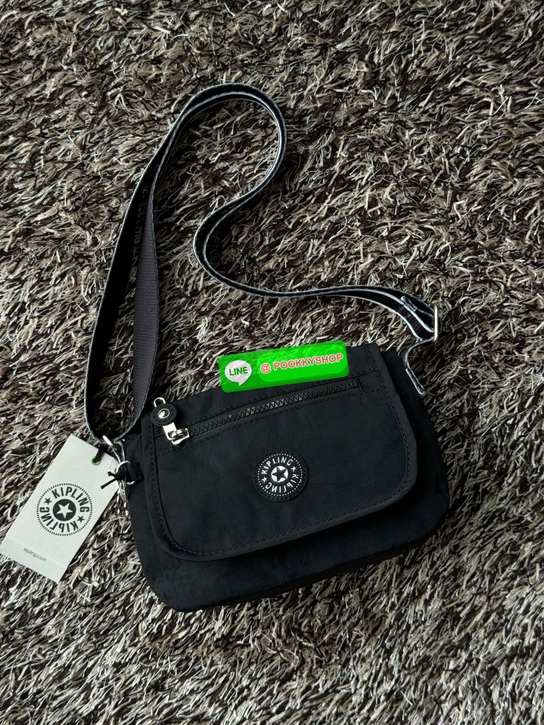Kipling Sabian Crossbody Mini Bag (AC8280) เป็นอีกหนึ่งกระเป๋าขนาดกะทัดรัด สามารถจัดเก็บของได้เป็นระเบียบ และใส่สิ่งของจำเป็นได้มากกว่าที่คิด โดยมีช่องใส่ของมากมายทั้งด้านหน้า 1 ช่อง ด้านในของกระเป๋า 2 ช่อง อีกทั้งสายสะพายยังสามารถปรับความสั้นยาวได้ตามต้อ