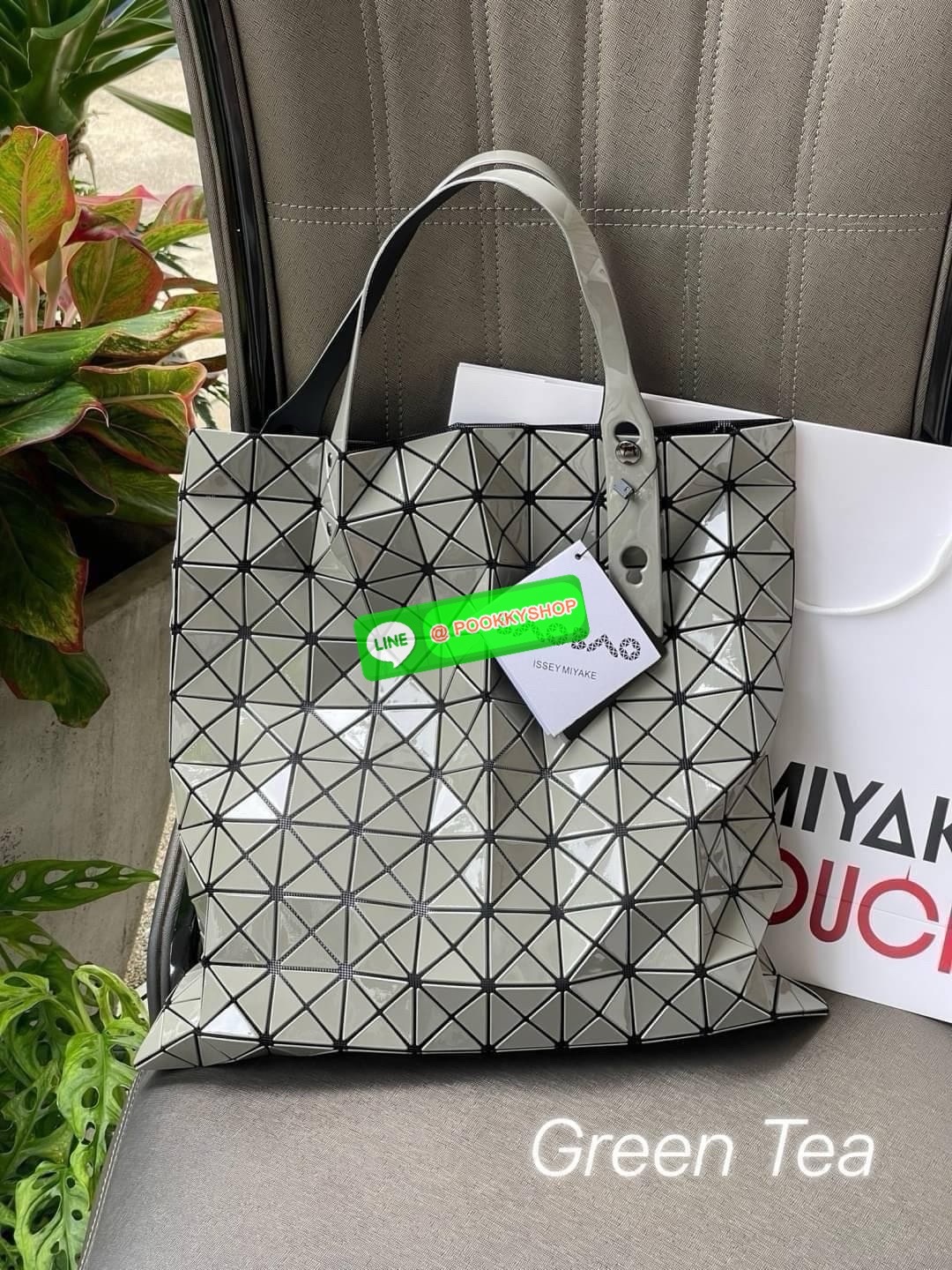 Baobao Issey Miyake Prism Frost ToTe Bag ซีรีส์ที่มีความแวววาวนุ่มนวลและมีลวดลายคล้ายเกรนของผ้าเพื่อสร้างลุคที่มีเท็กซ์เจอร์ กระเป๋าโท้ตที่มีให้เลือกอย่างหลากสี มีกระเป๋าซิปด้านในที่สามารถเก็บของมีค่าได้อย่างปลอดภัย เช่น บัตรโดยสารประจำและกุญแจ กระเป๋าโท้