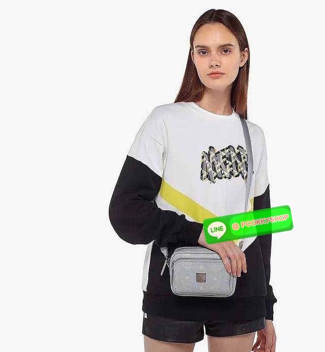 MCM X-MINI KLASSIK CROSSBODY BAG IN VISETOS รุ่นยูนิเซ็กส์มาแล้วจ้า!! ไซส์นี้ใช้ได้ทั้งหนุ่มๆสาวๆไปเลย กระเป๋าสะพายข้างทรงครอสบอดี้ ใบเล็กขนาดกะทัดรัด วัสดุหนังแคนวาสคุณภาพดี มีช่องหลัก 2 ช่อง ภายในมีช่องย่อยให้ 1 ช่อง มาพร้อมสายสะพายสปอร์ตที่ดีไซน์หรูไม่