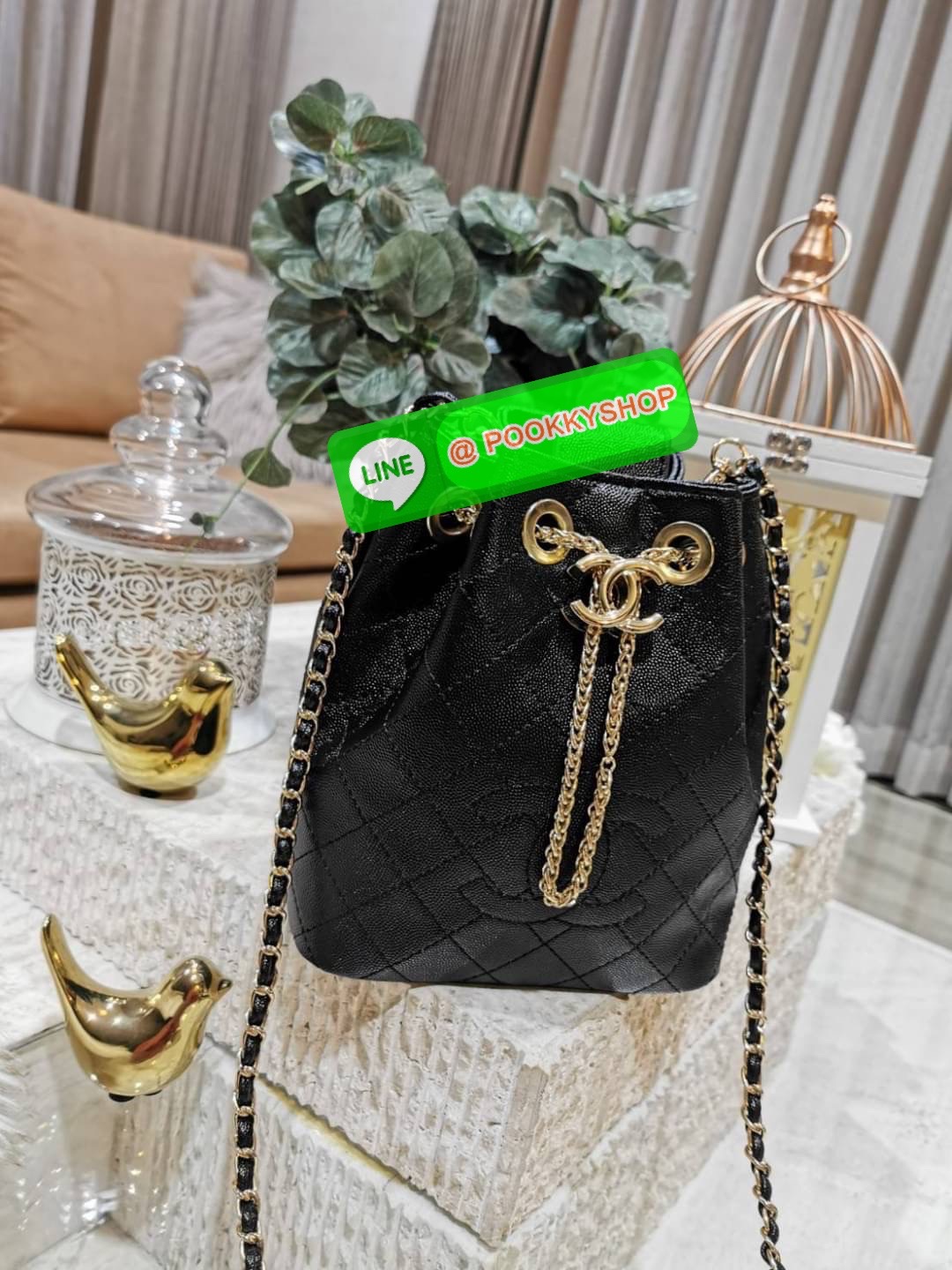 ห้ามพลาด! New! Chanel Bucket Bag With Chain VIP Gift With Purchase (GWP) Limited พรีเมี่ยมกิ๊ฟ Chanel Perfume Counter วัสดุหนังคาเวียร์ลายตารางเปิดปิดแบบ Drawstring และแถบหนังคาดกลางประดับอะไหล่แบรนด์สีทองภายในโล่งกว้างใส่มือถือ iphone ของจุกจิกได้เยอะ มา