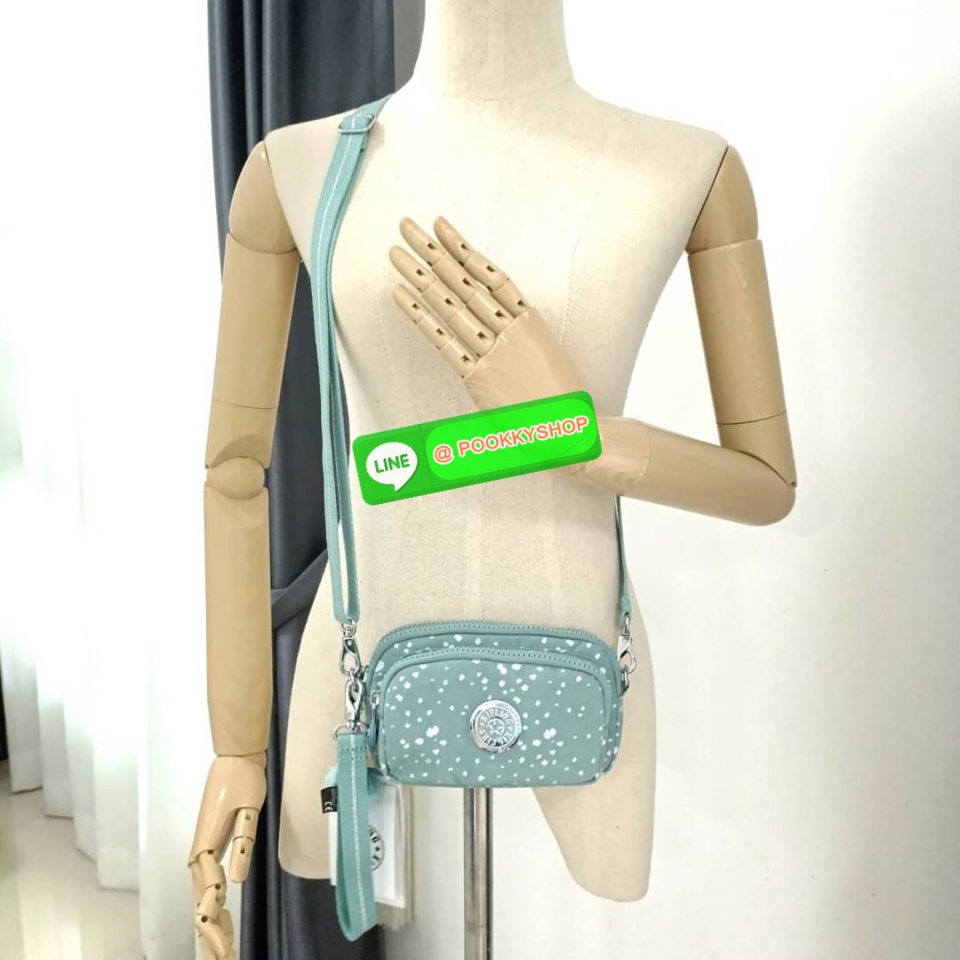 KIPLING Monkey program Seoul up clutch & sling bag รุ่น 2 ซิป (ขนาด 7 นิ้ว) กระเป๋าคล้องมือ หรือ สะพายข้าง ขนาดเล็ก วัสดุ Nylon & Polyester 100% ใช้งานได้ 2 รูปแบบ มีสายสลับเปลี่ยนได้ทั้งแบบคล้องมือ และ สะพายข้าง ตามโอกาสการใช้งาน