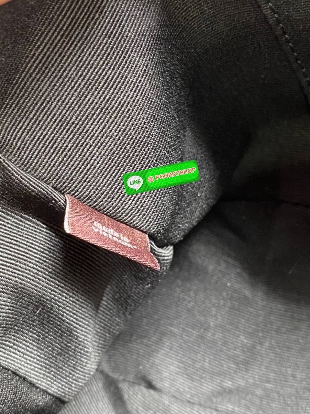 สะพายแล้วไม่ต้องพูดอะไร… คนก็รู้ว่าเรามีรสนิยม Coach C7223 – Swinger 20 รุ่นฮิต ลาย C คลาสสิก แต่งขอบหนังแท้ขาว ใบเล็กพกง่าย แต่ทรงสวยเก๋ ถือก็ได้ สะพายก็เป๊ะ ใช้ได้ทุกวันไม่มีเบื่อ แมตช์กับลุคไหนก็เข้า… เพราะความเรียบมีพลังในตัวเองค่ะ