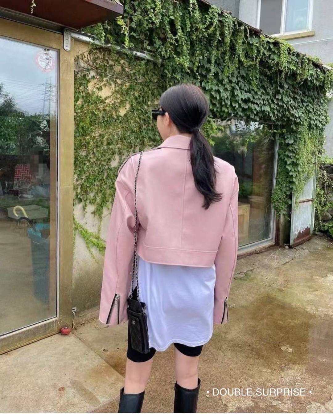 NEW ARRIVALS เสื้อJACKETหนัง คอปกทรงสวยเลยค่ะ งานติดซิปด้านหน้าและปลายแขน เจาะกระเป๋ารูดซิปได้ ชายเสื้อมีเข็มขัด งานมีซับในอย่างดี ใส่สวยทั้ง2สี น่ารักมากๆค่ะ (DOUBLE SURPRISE bydressmepls.)