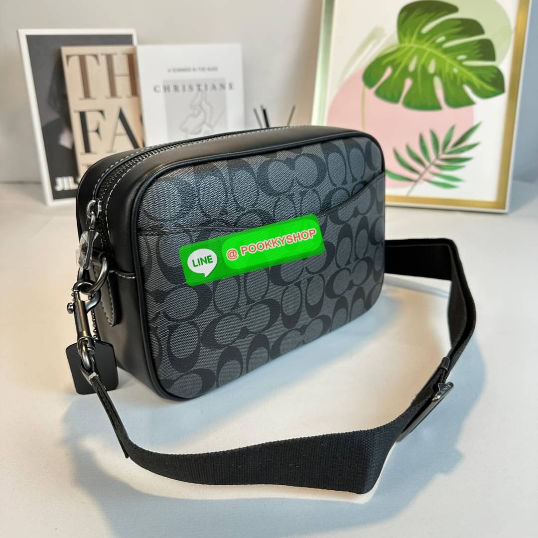 🔆 Model COACH CJ510 ELIAS CROSSBODY IN SIGNATURE CANVAS 🔆 Details ใหม่ล่าสุด กับไอเท็มสุดชิค กระเป๋าครอสบอดี้ทรงคลาสสิค ดีไซน์รูปแบบใหม่ ใช้งานง่ายและสะดวก ด้านหน้ามีช่องซิป ด้านหลังมีช่องแยกให้ เปิด-ปิดด้วยซิป ภายในเป็นช่องโล่ง มีช่องซิปแ