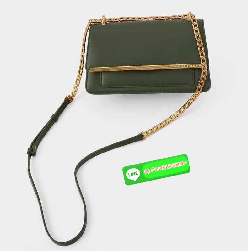 Charles & Keith Metallic Accent Evening Clutch กระเป๋าสะพายวางอยู่ทรงสวย สายโซ่ดีไซน์เก๋มากๆ สามารถสะพายแบบสายคู่/สายเดี่ยวแบบcrossbody ได้ เปิดปิดแบบตัวล็อกด้านหน้า เปิดมาจะมีช่องเล็กใส่บัตร/เหรียญได้ ช่องใหญ่ด้านในมีช่องซิปเล็ก 1 ช่อง ช่องใส่การ์ด 3 ช่อ