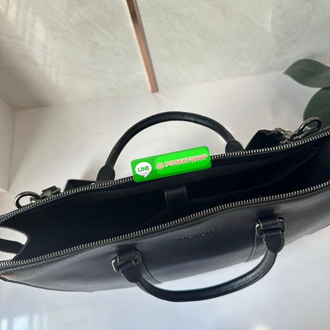 COACH GRAHAM ZIP BRIEF (CE439) 🔖กระเป๋าใส่โน๊ตบุ๊คใส่เอกสารใบใหญ่ 🔖วัสดุ:หนังแท้ทั้งใบ 🔖เปิดปิดด้วยซิป ภายในกว้าง มีช่องย่อยใส่ของจุกจิก ช่องใส่บัตร ใส่เอกสารและของสำคัญได้เยอะ 🔖สายสะพายสามารถถอดออกและปรับระดับได้คะ