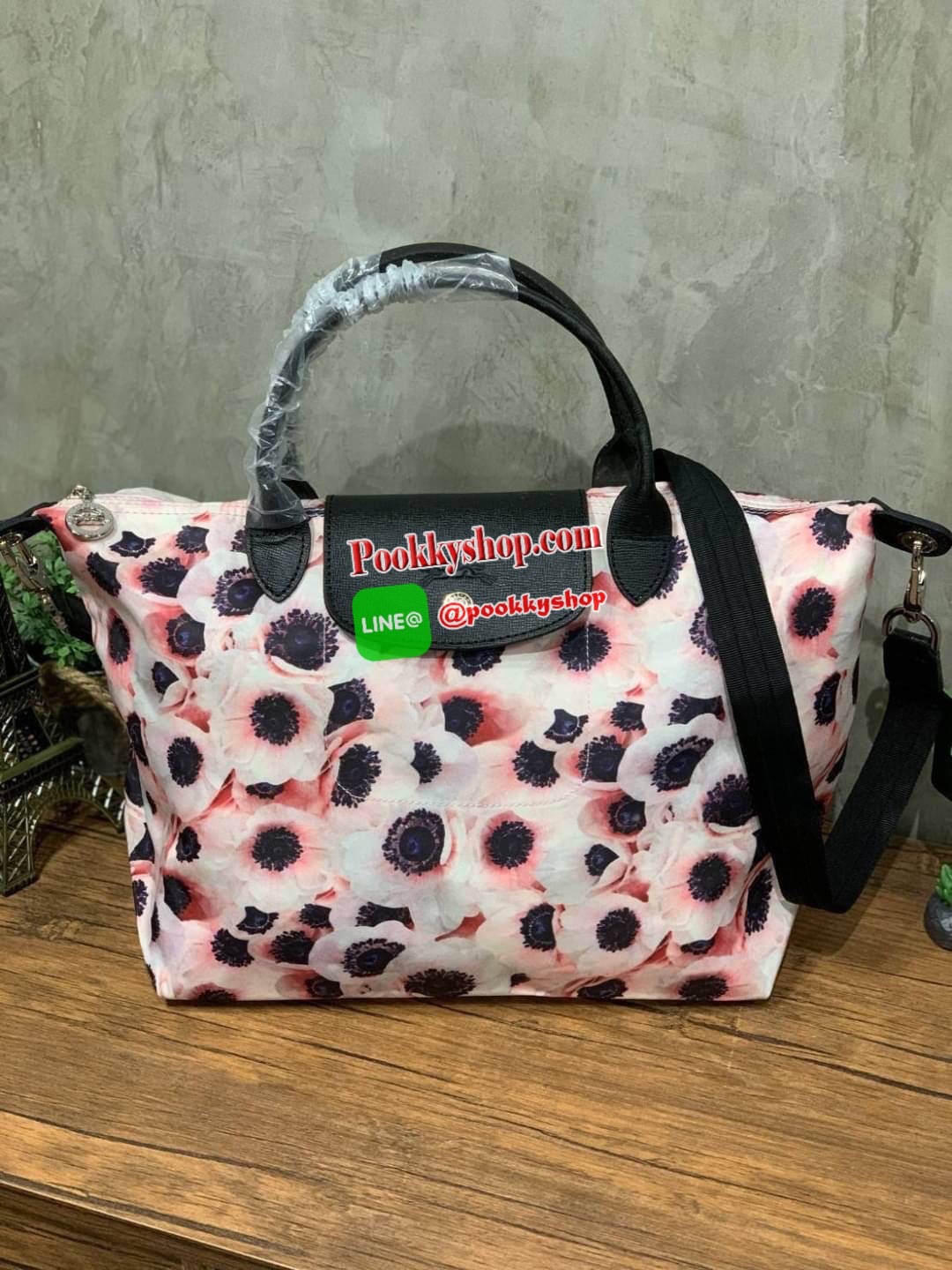 💕Longchamp Le Pliage Anémone Small &Medium อีกหนึ่งคอลเลคชั่นแบบสไตล์ Neo แบบพิมพ์ลาย ลวดลายบนกระเป๋าได้แรงบันดาลใจมาจากหญิงสาวปารีเซียงผู้หลงใหลในศิลปะ สื่อถึงเสน่ห์ของผู้หญิง วัยเยาว์ และความสดใส ได้อย่างแท้จริง นั่นคือ ดอกแอนนีโมนี (Anemones) ด