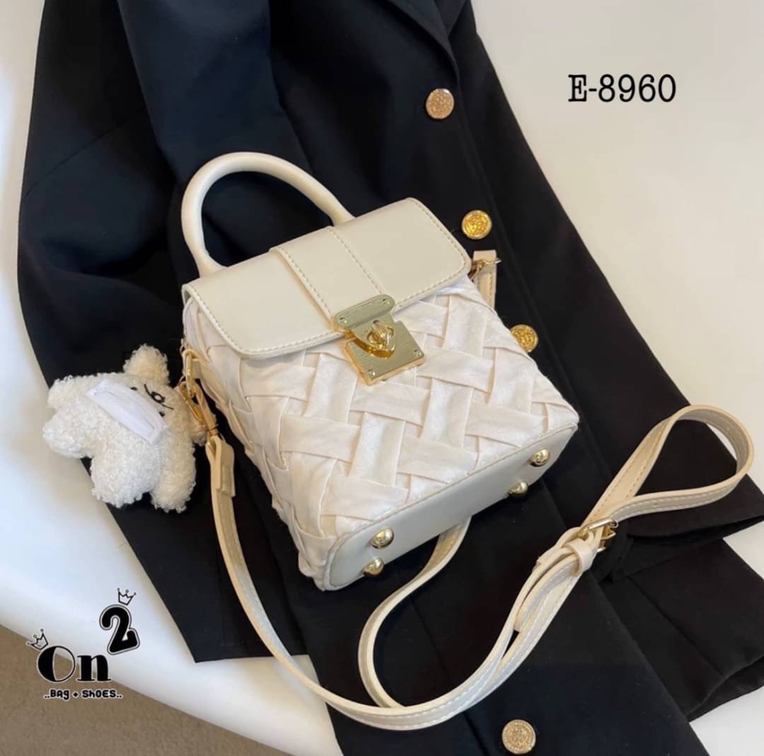 New arrivals กระเป๋าสะพายมาใหม่ ไซส์มินิดูตะมุตะมิน่ารักไปอีกจ้า ใส่โทรศัพท์ ใส่ของจุกจิก มาพร้อมพวงกุญแจ สายสะพายยาวครอสบอดี้