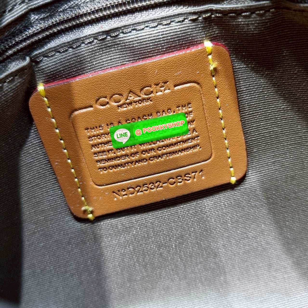 Coach CBS71 Laurel Signature shoulder bag มาใหม่เลย! กับกระเป๋าสะพายทรงยอดฮิต ในโทนสีน่ารักสุดจะคิวท์ มีให้ทั้งสายคล้องไหล่ และสายสะพายข้าง ใช้แมทช์ได้กับทุกลุคทุกสไตล์ ภายในเป็นช่องโล่ง มีซิปและช่องย่อย จุของได้เยอะกว่าที่เห็นมากๆ